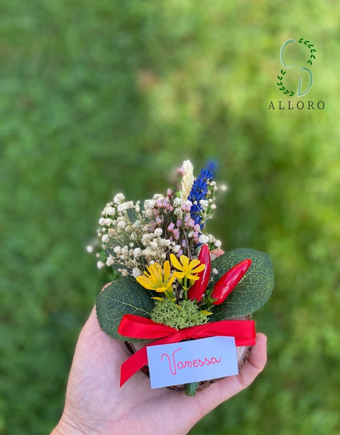 Segnaposto per Festa di Laurea con Fiori Misti su Base di Legno